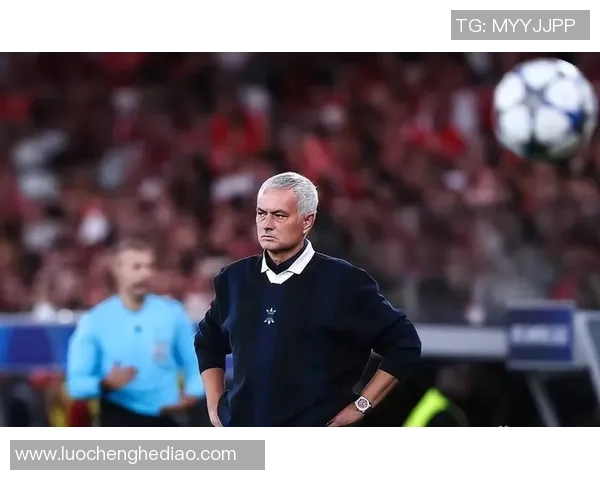 全球足坛巨星风采展示：领衔球场的传奇人物与巅峰时刻回顾