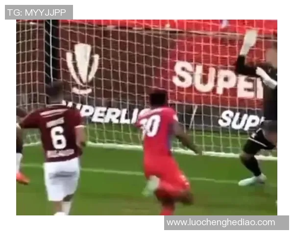 当足球巨星以横梁为舞台展现精准脚法引爆全场热血时刻