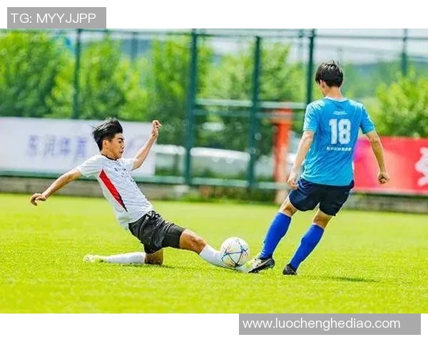 小朋友与球星同场竞技 激情足球梦想碰撞精彩瞬间